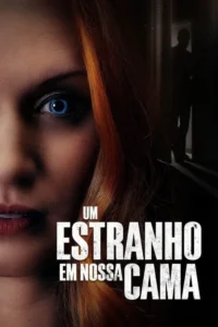 Close-up de mulher ruiva com olhos azuis intensos, assustada. Silhueta sombria de homem em porta ao fundo. Clima de suspense.