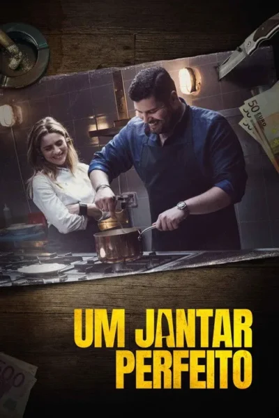 Dois chefs sorridentes, homem e mulher, preparam pratos em uma cozinha rústica. Notas de euro, cinzeiro e faca no fundo.