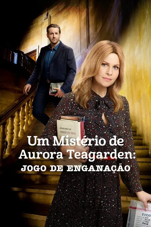Mulher sorri com livros e evidências à frente. Homem sério com livros ao fundo em escadaria antiga, ambiente dramático.