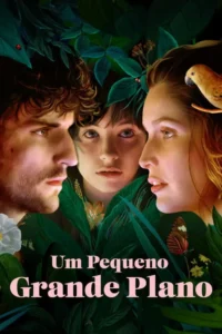 Pôster: rostos de homem e mulher de perfil, criança ao centro. Todos entre densa folhagem tropical. Um ar de mistério e natureza.