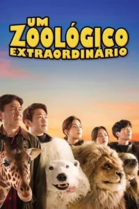 Seis pessoas asiáticas com máscaras de girafa, urso polar, leão e bicho-preguiça olham para frente. Fundo com céu em pôr do sol. Humor e aventura.