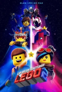 Pôster vibrante com personagens Lego como Emmet,Lucy e Batman. Eles voam através de um espaço estrelado dinâmico,cheio de luzes coloridas.