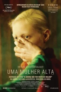 Close-up de mulher loira com olhos arregalados,cobrindo boca e nariz com a mão,em cores quentes e escuras. Clima tenso e dramático.