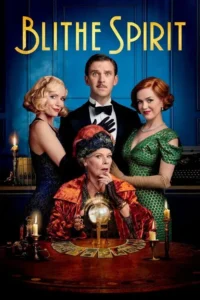 Quatro personagens com trajes de época:um homem assustado,duas mulheres elegantes e uma médium com uma bola de cristal. Ambiente místico e teatral.