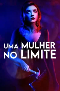Mulher de olhar intenso,banhada por luzes neon azul e vermelha. Ela segura um martelo esmagando um objeto escuro. Cena dramática.