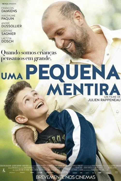 Uma Pequena Mentira 1 Um homem barbudo e um menino sorriem em um abraço afetuoso,com um fundo verde. O clima é caloroso e alegre.