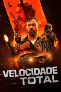 Pôster de ação. Grupo de personagens armados, um homem ferido, mulher. Carro em chamas, fundo laranja com fogo. Clima intenso.