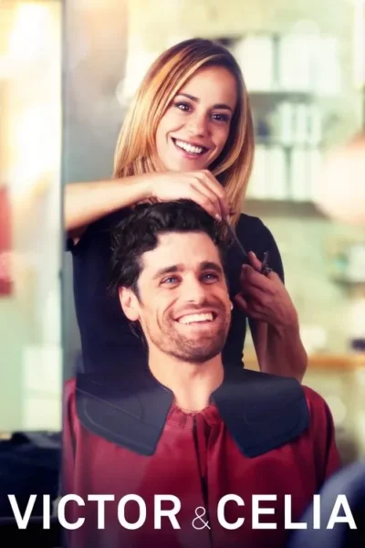 Mulher loira sorridente corta o cabelo de homem barbudo também sorridente em salão. Clima alegre e romântico.