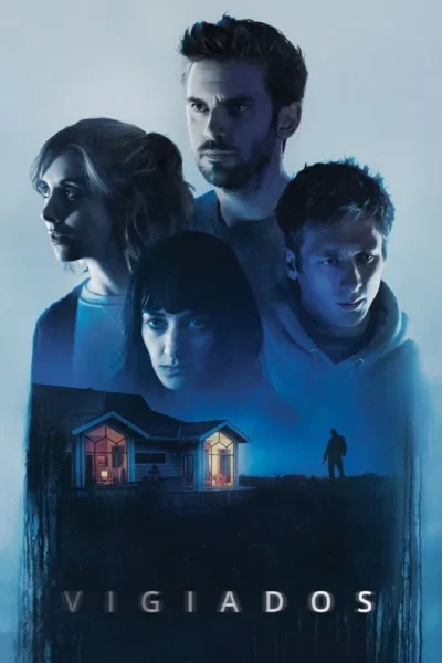 Quatro pessoas com expressões tensas em tons de azul. Abaixo, uma casa iluminada e uma figura sombria em pé lá fora. Clima de mistério/suspense.