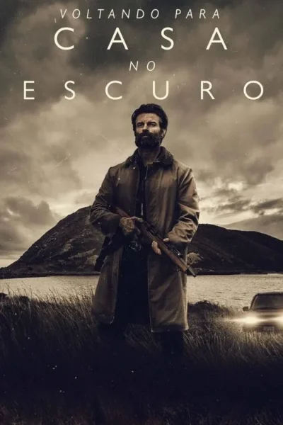 Homem barbudo de casaco e rifle em paisagem escura com montanha, água e faróis de carro. Tom sério e misterioso.