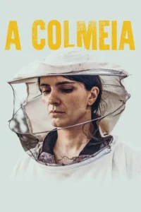 Mulher séria de cabelo escuro,vestindo chapéu e véu de apicultor brancos,olha para baixo. Fundo claro e desfocado.