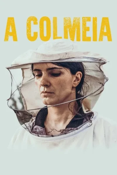 Mulher séria de cabelo escuro, vestindo chapéu e véu de apicultor brancos, olha para baixo. Fundo claro e desfocado.