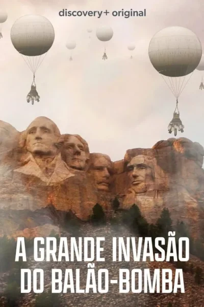 Faces de líderes em montanha, com balões-bomba brancos descendo de um céu nublado. Clima de invasão iminente.