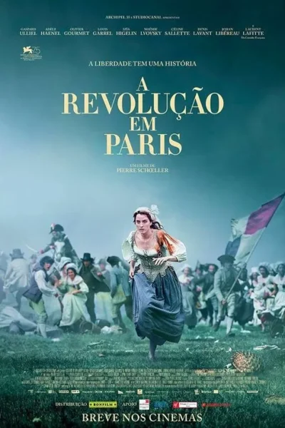 Mulher de época ferida correndo em campo gramado. Atrás, multidão em trajes históricos com bandeira francesa. Cena de revolução.