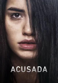 Close-up de mulher com metade do rosto coberta por cabelo escuro. Olhar direto,lábios entreabertos. Atmosfera misteriosa.