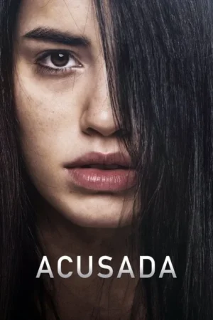 Close-up de mulher com metade do rosto coberta por cabelo escuro. Olhar direto, lábios entreabertos. Atmosfera misteriosa.
