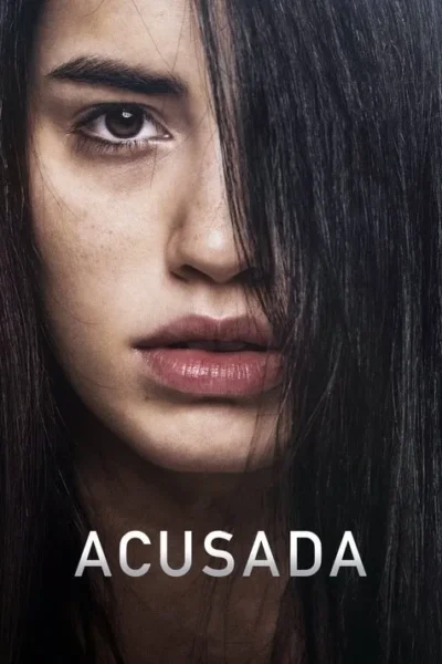 Close-up de mulher com metade do rosto coberta por cabelo escuro. Olhar direto, lábios entreabertos. Atmosfera misteriosa.