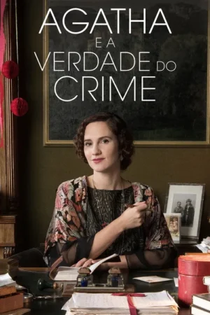 Mulher sorridente com cabelo curto e roupa floral vintage, sentada em escrivaninha escura cheia de papéis. Fundo de época, clima intrigante.