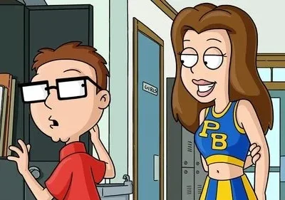 Um menino de óculos, surpreso, olha para uma cheerleader sorridente em um corredor de escola com armários e uma porta GIRLS.