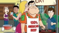 Cena de desenho animado de churrasco no quintal. Um homem grelha com um avental 100% American Beef,beijado por uma mulher loira. Outras pessoas socializam,clima festivo.