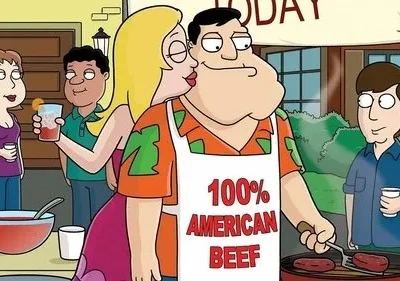 Cena de desenho animado de churrasco no quintal. Um homem grelha com um avental 100% American Beef, beijado por uma mulher loira. Outras pessoas socializam, clima festivo.