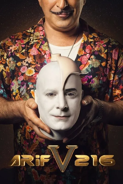 Arif V 216 1 Homem de bigode e camisa floral segura uma cabeça com maquiagem branca e uma parte superior bege levantada. Fundo escuro.