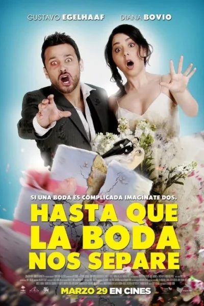 Homem de terno rasgado, olho roxo, e mulher de vestido de noiva sujo, ambos chocados com mãos estendidas. Bolo de casamento quebrado. Clima caótico de comédia.