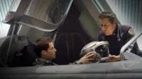 Jovem piloto em cockpit recebe capacete futurista de oficial em uniforme militar. Cena dramática de ficção científica.