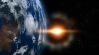 A Terra vista do espaço com uma tempestade e uma luz dourada intensa no lado direito. Clima sci-fi e épico.
