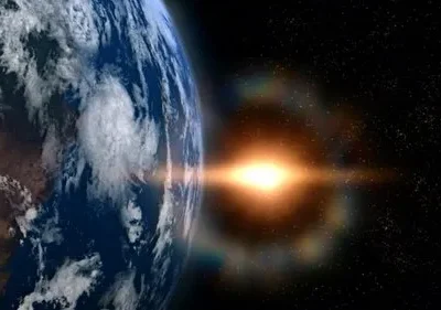 A Terra vista do espaço com uma tempestade e uma luz dourada intensa no lado direito. Clima sci-fi e épico.