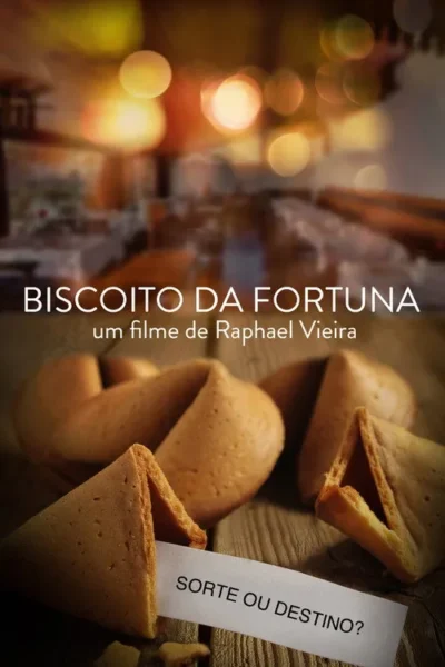 Biscoitos da fortuna sobre madeira. Um aberto revela Sorte ou Destino?. Fundo desfocado com luzes quentes e atmosfera acolhedora.