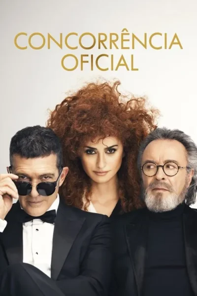 Mulher ruiva de cabelo volumoso no centro, entre dois homens de terno. Um de óculos escuros, o outro de óculos. Fundo claro.