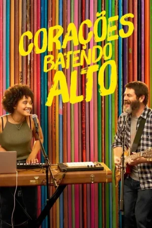 Um duo sorridente de músicos. Mulher toca teclado e homem barbudo toca guitarra, contra um fundo vibrante de discos de vinil.