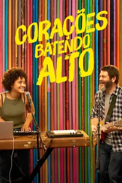 Um duo sorridente de músicos. Mulher toca teclado e homem barbudo toca guitarra, contra um fundo vibrante de discos de vinil.