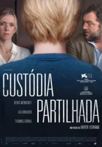 Criança loira de costas no centro,com mulher séria à esquerda e homem barbudo tenso à direita. Clima dramático.