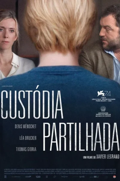 Criança loira de costas no centro, com mulher séria à esquerda e homem barbudo tenso à direita. Clima dramático.