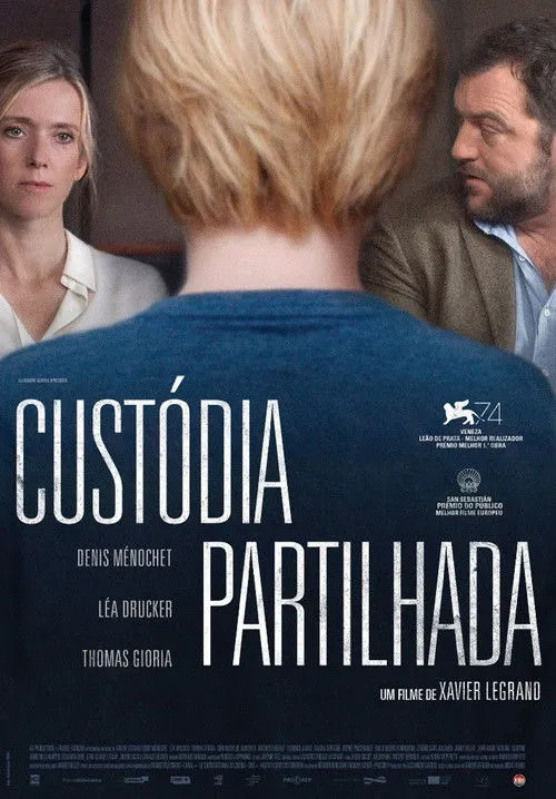 Criança loira de costas no centro, com mulher séria à esquerda e homem barbudo tenso à direita. Clima dramático.