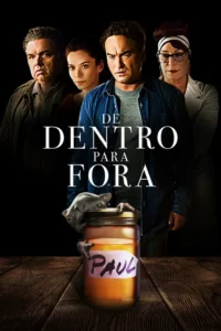 Quatro personagens apreensivos (dois homens,duas mulheres),uma criatura peculiar e um pote escrito PAUL sobre uma mesa de madeira. Fundo escuro.