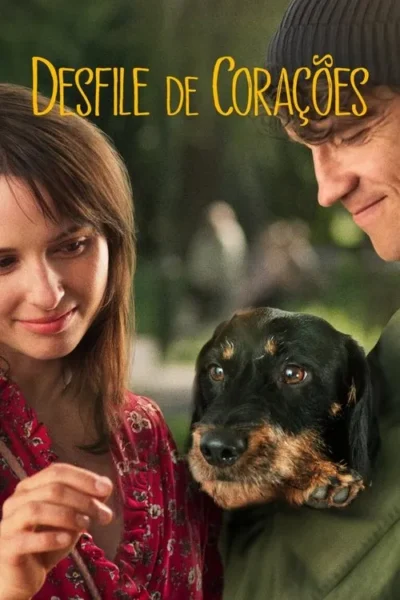 Um casal sorridente e seu cão pequeno, marrom e preto, no colo do homem. Fundo verde borrado. Cena acolhedora.