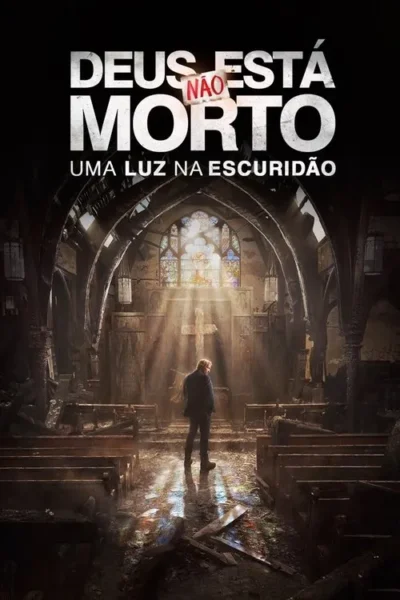 Homem de costas em igreja em ruínas. Luz solar intensa de vitral ilumina cruz e chão molhado. Clima de desolação com esperança.