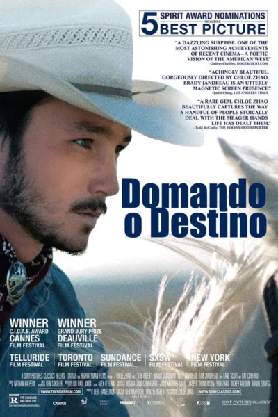 Homem de chapéu de caubói olha pensativo, com bandana e jaqueta jeans, ao lado de cavalo branco em paisagem campestre.