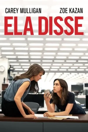 Duas mulheres em um escritório. Uma segura um celular e a outra se inclina. Ambas têm expressões sérias e focadas, em clima de investigação.