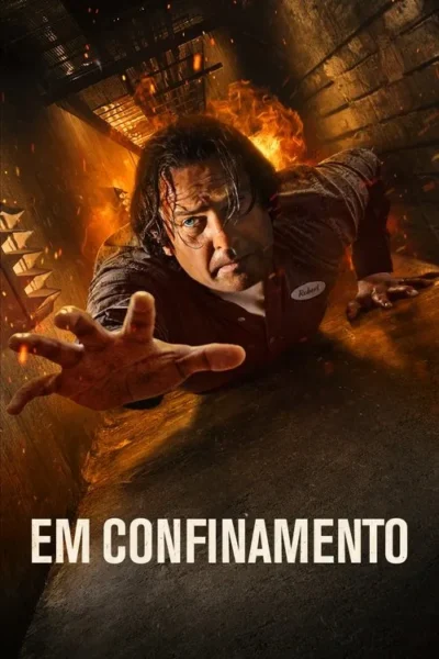 Um homem com rosto tenso rasteja em um túnel escuro com chamas ao fundo, estendendo a mão desesperadamente.
