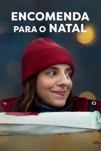 Mulher sorridente de gorro e casaco vermelhos, olhando para o lado e segurando uma caixa. Fundo noturno com luzes desfocadas.