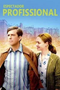 Homem sério e mulher sorrindo em primeiro plano,contra uma cidade ensolarada e estilizada. Clima leve e otimista.