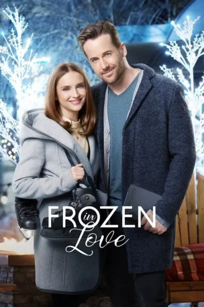Um casal sorridente em casacos de inverno abraçado. Fundo festivo de inverno com árvores iluminadas e neve. Ela segura patins.
