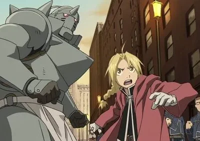 Fullmetal Alchemist: Alphonse (armadura cinza) e Edward Elric (casaco vermelho, chocado) em rua escura com edifícios, soldados atrás.