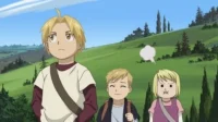Fullmetal Alchemist: Edward, Alphonse e Winry crianças em colinas verdes. Edward sério, Al feliz, Winry brava (vapor).