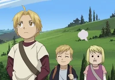 Fullmetal Alchemist: Edward, Alphonse e Winry crianças em colinas verdes. Edward sério, Al feliz, Winry brava (vapor).