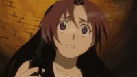 Yukio Washimine, personagem de Black Lagoon, exibe medo com olhos arregalados, segurando uma arma em cenário urbano sombrio.